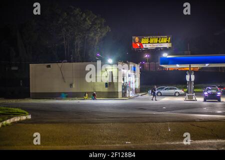 Fulton County, GA / USA - 07 13 20: Blick auf ein urbanes Lebensmittelladen und Menschen Stockfoto