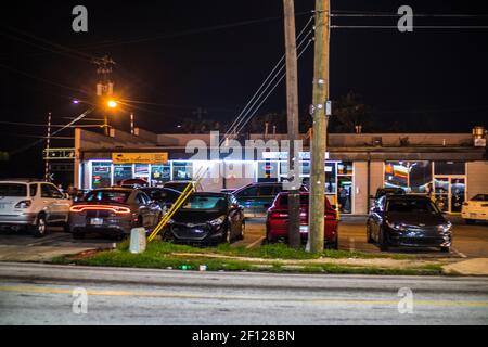 Fulton County, GA / USA - 07 13 20: Blick auf ein urbanes Spirituosengeschäft in der Innenstadt von Atlanta Stockfoto