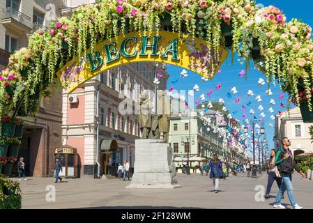 Moskau, Russland-14.2016 kann. Kamergersky Lane verziert Bögen mit Blüten - Frühling Festival Moskau Stockfoto