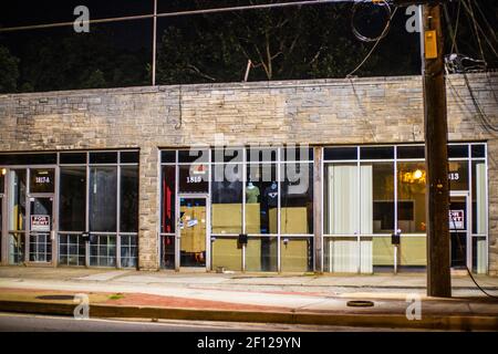 Decatur, GA / USA - 07 13 20: Urban plaza bei Nacht im Hintergrund Stockfoto