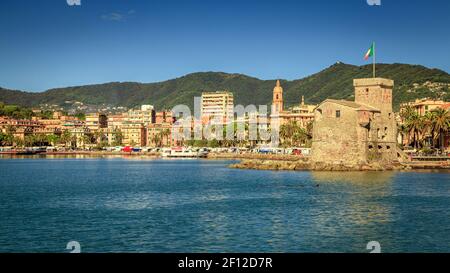 Stadt Rapallo und Castello di Rapallo (Burg Rapallo) An der italienischen Riviera Stockfoto