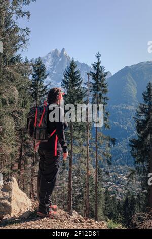 Eine junge Frau wandert in den Bergen bei A Skigebiet Stadt Chamonix in Frankreich Stockfoto