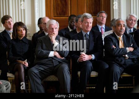 Sen. Ted Kennedy, zusammen mit Melody Barnes, links, Sen. Max Baucus (D-MT), zweiter von rechts, und Rep. Charles Rangel (D-NY) hören im East Room des Weißen Hauses am 5. März 2009 zu. Sen. Kennedys Sohn, Rep. Patrick Kennedy (D-RI), sitzt in der zweiten Reihe links Stockfoto