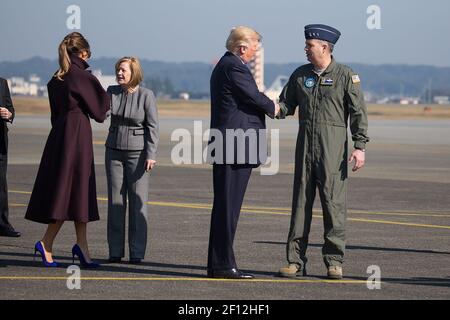 Präsident Donald Trump und First Lady Mrs. Melania Trump verlassen Hardy Barracks Dienstag November 7 2017 auf dem Weg Seoul Südkorea. Dies ist Tag 4 einer 12-tägigen Asien-Reise. Stockfoto