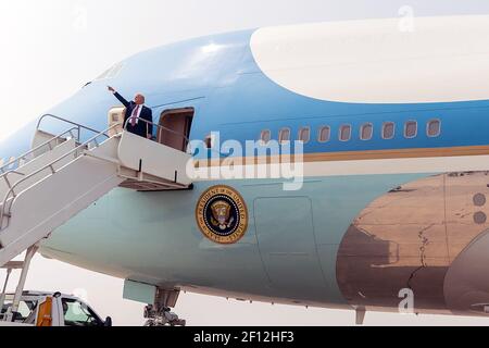 Präsident Donald Trump winkt und würdigt die Menge entlang der Fluglinie, als er an Bord der Air Force One am Sacramento McClelland Airport in McClelland Park Calif. Montag, 14 2020. September, auf dem Weg zum Phoenix Sky Harbor International Airport in Phoenix. Stockfoto