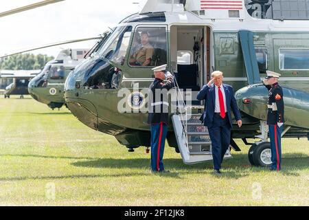 Präsident Donald Trump begrüßt, als er Marine One bei seiner Ankunft am Donnerstag, 3 2019. Oktober, in die Dörfer FL aussteigt. Stockfoto