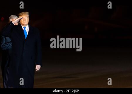 Präsident Donald Trump grüßt während der würdevollen Transferzeremonie am Donnerstagabend, den 21 2019. November, auf der Dover Air Force Base in Dover Del. Für den Chief Warrant Officer 2 David C. Knadle von Tarrant Texas und den Chief Warrant Officer 2 Kirk T. Fuchigami Jr. von Keaau Hawaii, die am Mittwoch in getötet wurden Ein Hubschrauberabsturz in Afghanistan. Stockfoto