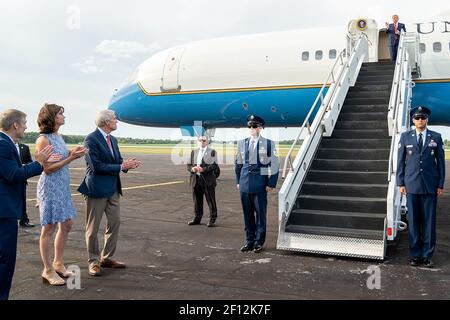 Präsident Donald Trump wird von Senator Rob Portman R-Ohio, Jane Portman, dem Vertreter Jim Jordan R-Ohio und Polly Jordan bei seiner Ankunft am Sonntag, den 22 2019. September, am Flughafen Lima Allen in Lima Ohio begrüßt. Stockfoto