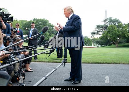 Präsident Donald Trump spricht mit Reportern entlang des South Lawn des Weißen Hauses Freitag, 19 2019. Juli vor dem Einsteigen in Marine One, um seine Wochenendreise nach Bedminster N.J. zu beginnen Stockfoto