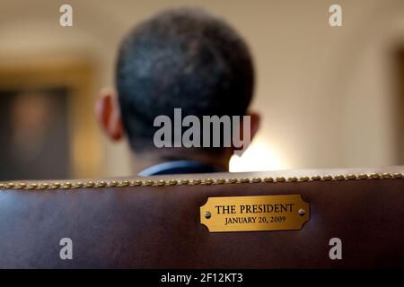 Präsident Barack Obama trifft sich mit Mitgliedern seines Kabinetts im Kabinettsaal des Weißen Hauses am 29 2010. Januar. Der Stuhl des Präsidenten ist mit einer Gedenktafel mit dem Datum seiner Amtseinführung gekennzeichnet. Stockfoto