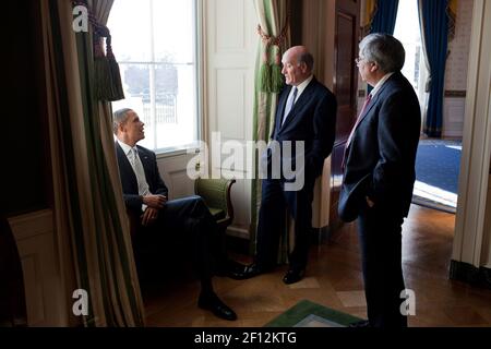 Präsident Barack Obama wartet im Grünen Raum des Weißen Hauses mit dem Interims-Stabschef Pete Rouse Right und Bill Daley, bevor er Daley als seinen neuen Stabschef am 6 2011. Januar ankündigt. Stockfoto