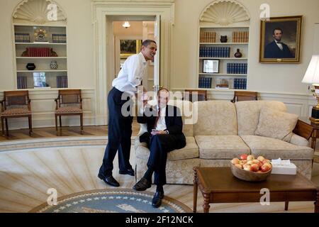 Präsident Barack Obama schüttelt die Hände mit Phil Schiliro, dem Assistenten des Präsidenten für Gesetzgebungsfragen, im Oval Office, 21. März 2010 Stockfoto