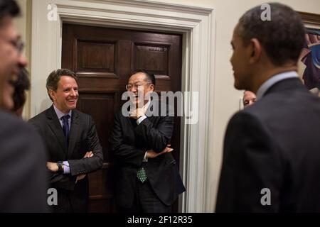 Präsident Barack Obama spricht mit Finanzminister Timothy Geithner, Dr. Jim Yong Kim und hochrangigen Beratern im Outer Oval Office, 23. März 2012 Stockfoto