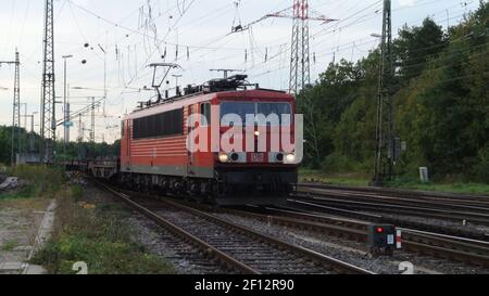 Eine schwere Güterzuglokomotive der Baureihe 155 der Deutschen Bahn am Abend in Köln-Gremberg, Deutschland, Europa. Stockfoto