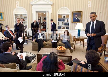 Präsident Barack Obama spricht mit Senior Advisor Valerie Jarrett vor dem Beginn eines Treffens mit Senior Advisors im Oval Office am 7. Februar 2012 Stockfoto