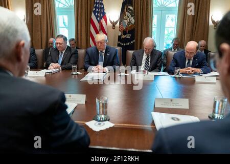 Präsident Donald Trump wird von Vizepräsident Mike Pence begleitet Gebet mit Mitgliedern seines Kabinetts Dienstag, 16 2019. Juli im Kabinettsaal des Weißen Hauses gesehen. Stockfoto