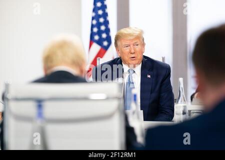 Präsident Donald Trump schließt sich G7 Führern an: Italienischer Premierminister Giuseppe Conte; Präsident des Europäischen Rates Donald Tusk; japanischer Premierminister Shinzo Abe; britischer Premierminister Boris Johnson; deutsche Bundeskanzlerin Angela Merkel; Der kanadische Premierminister Justin Trudeau und der G7-Gipfel Gastgeber des französischen Präsidenten Emmanuel Macron während einer Arbeitssitzung G7 über die Weltwirtschaft Außenpolitik und Sicherheitsangelegenheiten im Centre de CongrÃ©s Bellevue am Sonntag, den 25 2019. August in Biarritz Frankreich. Stockfoto