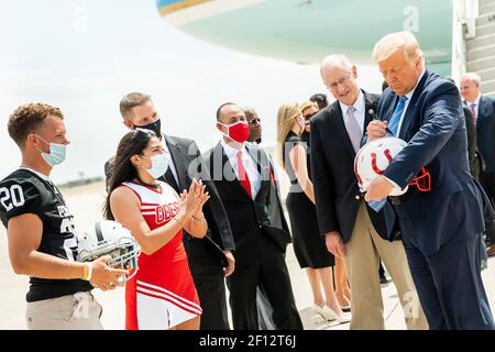 Präsident Donald Trump unterzeichnet einen Fußballhelm für Odessa High School Cheerleader Brissa Hinojosa von Permian High School Football Player Harper Terry nach Ausstieg Air Force One in Midland International Air and Space Port in Midland Texas Mittwoch, 29 2020. Juli, wo er von Texas Gov begrüßt wurde. Greg Abbott ehemaliger Minister für Energie Rick Perry Texas Ltd.Gov. Dan Patrick Texas Republikanischer Vorsitzender Allen West US-Vertreter Kandidaten und Mitglieder der Gemeinschaft. Stockfoto