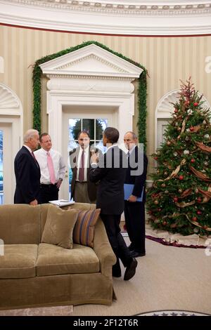 Präsident Barack Obama spricht mit von links: Vizepräsident Joe Biden Pressesekretär Robert Gibbs Senior Advisor David Axelrod und Assistent des Präsidenten für legislative Angelegenheiten Phil Schiliro im Oval Office November 30 2010. Stockfoto