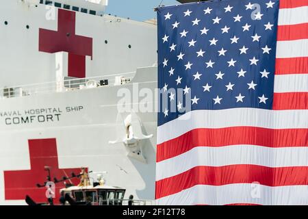 Das US Navy-Spitalschiff USNS Comfort auf der Naval Air Station Norfolk Pier 8 Samstag, 28 2020. März bereitet sich auf die Abfahrt nach New York NY vor, wo sie die Antwort der Stadt auf COVID-19 unterstützen wird. Stockfoto