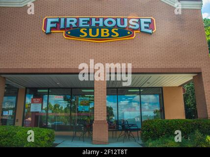 Gwinnett County, GA / USA - 07 09 20: Firehouse Subs Schild und Eingang Stockfoto