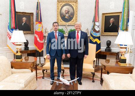 Präsident Donald Trump trifft sich mit dem Interims-Präsidenten der Bolivarischen Republik Venezuela, Juan Guaido, Mittwoch, den 5 2020. Februar im Oval Office des Weißen Hauses. Stockfoto