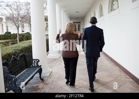 Präsident Barack Obama geht mit Außenministerin Hillary Clinton entlang der Kolonnade des Weißen Hauses, nachdem er am 23 2011. Februar eine Erklärung zur Lage in Libyen abgegeben hat. Stockfoto