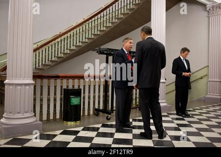 Präsident Barack Obama spricht mit Senator Lindsey Graham R-S.C. nach einem Treffen mit dem republikanischen Senat Caucus im Eisenhower Executive Office Building in Washington D.C. Mai 12 2011. Finanzminister Timothy Geithner steht rechts. Stockfoto