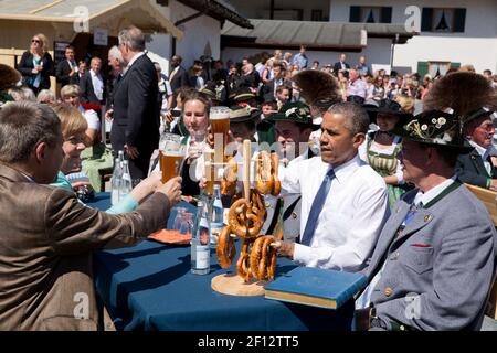 Präsident Barack Obama hat Bundeskanzlerin Angela Merkel und ihrem Mann Professor Joachim Sauer am Sonntag, den 7 2015. Juni in Kren ein Glas Bier serviert. Stockfoto