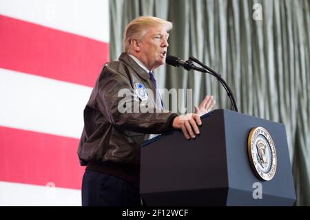 Präsident Donald Trump hält Bemerkungen auf der Yokota Air Base.Präsident Trump Pauschalreisen nach Asia Stockfoto