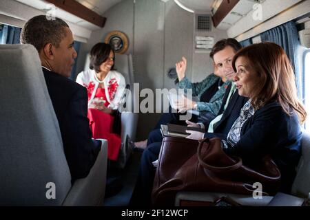 Präsident Barack Obama spricht mit Alyssa Mastromonaco Stellvertretender Stabschef für Operationen und stellvertretender Principal Press Secretary Josh ernsthaft während First Lady Michelle Obama mit ihrer Stabschefin Tchen an Bord von Marine One auf dem Weg zur gemeinsamen Basis Andrews MD. April 27 2012 spricht. Stockfoto