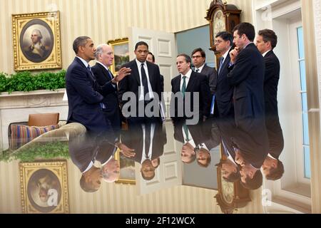 Präsident Barack Obama spricht im Anschluss an ein Treffen mit der Kongressleitung im Juli 7 2011 mit seinen Mitarbeitern im Oval Office. Im Bild mit dem Präsidenten von links sind: Stabschef Bill Daley; Rob Nabors Assistent des Präsidenten für legislative Angelegenheiten; Bruce Reed Stabschef des Vizepräsidenten; National Economic Council Direktor Gene Sperling; Jason Furman Principal Deputy Director des National Economic Council; Jack Lew, Direktor des Büro für Management und Budget, David Plouffe Senior Advisor und Finanzminister Timothy Geithner. Stockfoto