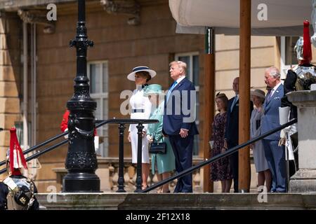 Präsident Donald Trump First Lady Melania Trump und die britische Königin Elizabeth II. Nehmen an einer Begrüßungszeremonie im Buckingham Palace am 3 2019. Juni in London Teil. Stockfoto