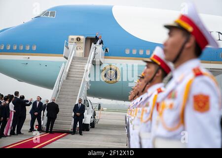 Präsident Donald Trump verabschiedet sich von der Air Force One nach seinem zweiten Gipfel mit dem nordkoreanischen Staatschef Kim Jong UN am Donnerstag, den 28 2019. Februar, auf dem Noi Bai International Airport in Hanoi. Stockfoto