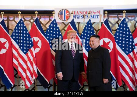 Präsident Donald Trump wird am Mittwoch, den 27 2019. Februar, von Kim Jong, dem Vorsitzenden der Staatskommission der Demokratischen Volksrepublik Korea, im Sofitel Legend Metropole Hotel in Hanoi zum zweiten Gipfeltreffen begrüßt. Stockfoto