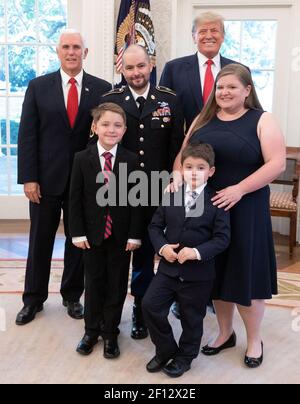 Präsident Donald Trump und Vizepräsident Mike Pence posieren für ein Foto mit Medal of Honor Empfänger pensionierten US Army Staff Sgt. Ronald J. Shurer II seine Frau Miranda und Söhne Montag, 1 2018. Oktober im Oval Office Stockfoto