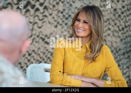 Präsident Donald Trump und First Lady Melania Trump nehmen am Mittwoch, dem 26 2018. Dezember, an einem Briefing mit militärischen Führern auf der Al-Asad Airbase im Irak Teil. Stockfoto