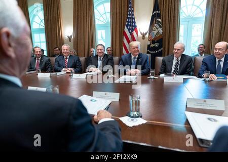 Präsident Donald Trump und Vizepräsident Mike Pence nehmen an einer Kabinettssitzung am Dienstag, den 16 2019. Juli im Kabinettsaal des Weißen Hauses Teil. Stockfoto