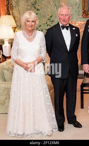 Präsident Donald Trump und First Lady Melania Trump posieren für ein Foto mit dem britischen Prinzen von Wales und der Herzogin von Cornwall Dienstag, den 4 2019. Juni im Winfield House in London. Stockfoto