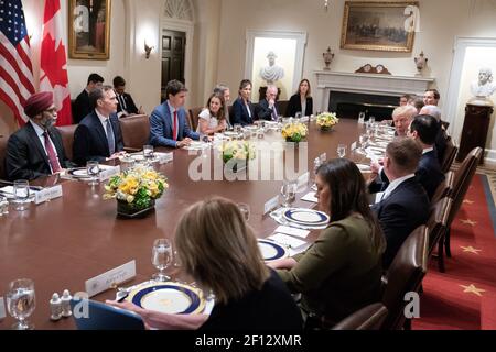 Präsident Donald Trump und Vizepräsident Mike Pence nehmen an einem erweiterten bilateralen Arbeitsessen mit dem kanadischen Premierminister Justin Trudeau am 20 2019. Juni im Kabinettsaal des Weißen Hauses Teil. Stockfoto