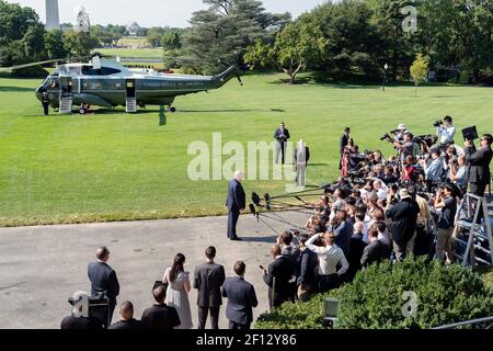 Präsident Donald Trump spricht mit Pressemitgliedern auf dem South Lawn des Weißen Hauses Freitag, den 9 2019. August vor dem Einsteigen in Marine One, um seine Reise nach New York und New Jersey zu beginnen. Stockfoto