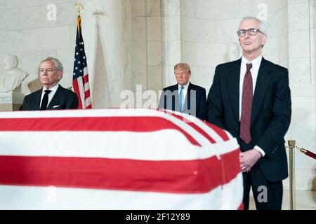 Präsident Donald Trump und First Lady Melania Trump zollen am 22 2019. Juli beim Trauergottesdienst für den ehemaligen Bundesgerichtshof John Paul Stevens am Obersten Gerichtshof der Vereinigten Staaten in Washington D.C. ihren Respekt Stockfoto