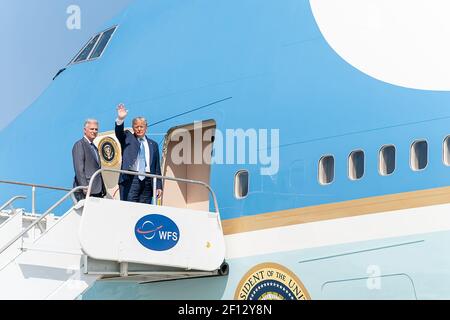 Präsident Donald Trump schließt sich dem neu benannten Nationalen Sicherheitsberater des Weißen Hauses Robert C. O'Brien Waves an Mittwoch, den 18 2019. September, als er an Bord der Air Force One am Los Angeles International Airport für seinen Flug nach San Diego Kalifornien fliegt. Stockfoto