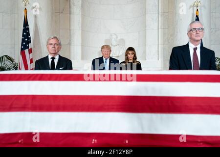 Präsident Donald Trump und First Lady Melania Trump zollen am 22 2019. Juli beim Trauergottesdienst für den ehemaligen Bundesgerichtshof John Paul Stevens am Obersten Gerichtshof der Vereinigten Staaten in Washington D.C. ihren Respekt Stockfoto