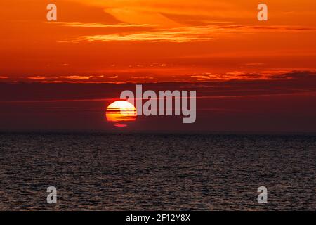 Morecambe Lancashire, Großbritannien. März 2021, 7th. Sonnenuntergänge hinter dem Wolkenufer auf Morecambe Bay Kredit: PN News/Alamy Live News Stockfoto