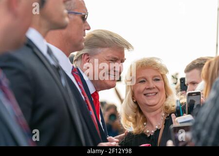 Präsident Donald Trump schüttelt die Hände und posiert für Fotos bei seiner Ankunft Mittwoch 24 2019. Juli auf Wheeling Ohio County Airport in Wheeling W.VA Stockfoto