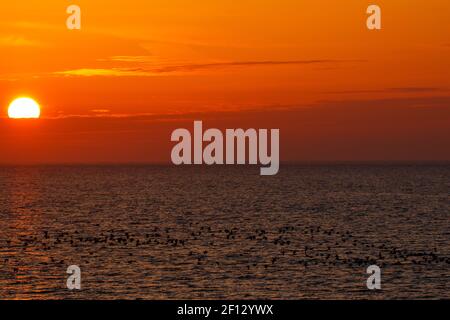 Morecambe Lancashire, Großbritannien. März 2021, 7th. Sonnenuntergänge hinter dem Wolkenufer auf Morecambe Bay Kredit: PN News/Alamy Live News Stockfoto