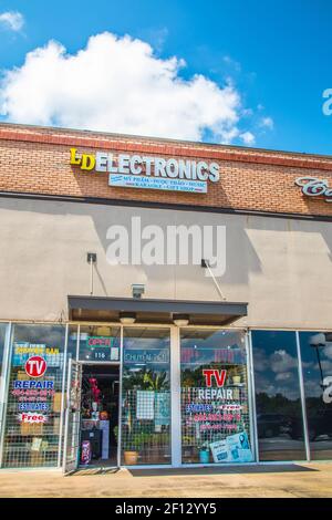 Gwinnett County, GA / USA - 07 09 20: Blick auf LD Electronics Ladenschild und Eingang Stockfoto