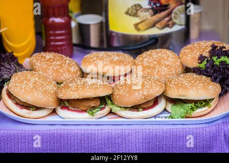 Leckere Burger auf dem Brett Stockfoto