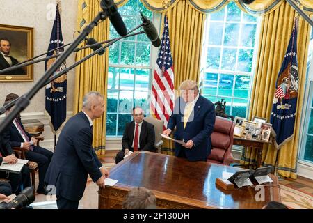 Präsident Donald Trump spricht mit Reportern während seines Besuchs mit dem chinesischen Vizepräsidenten Liu He Freitag, 11 2019. Oktober im Oval Office des Weißen Hauses während einer Fortsetzung der US-China Handelsgespräche in Washington D.C. Stockfoto